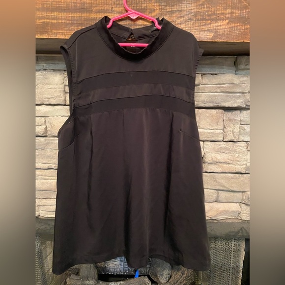 Black‎ silky sleeveless top - Picture 1 of 3